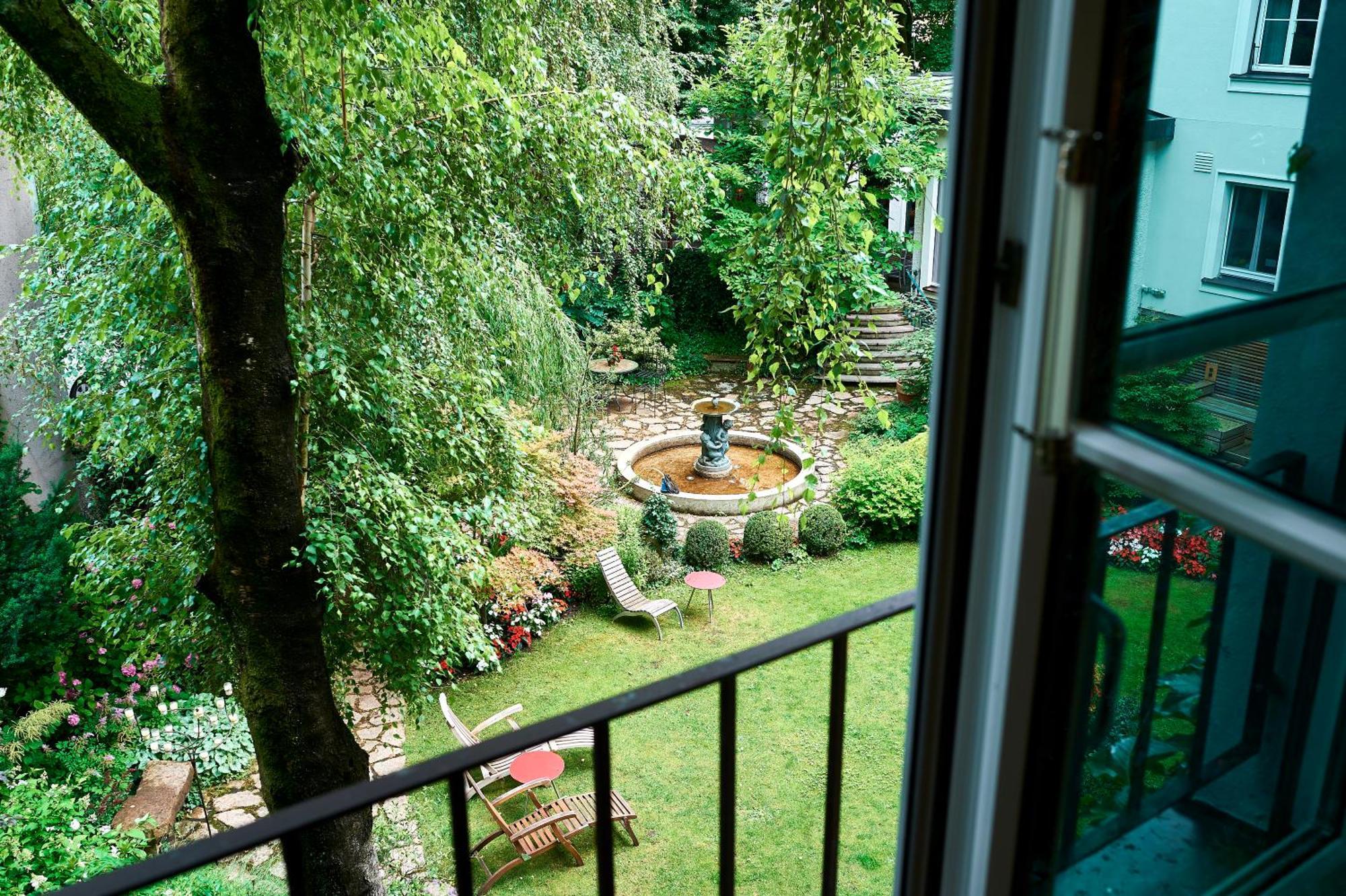 Camera Matrimoniale con Vista Giardino